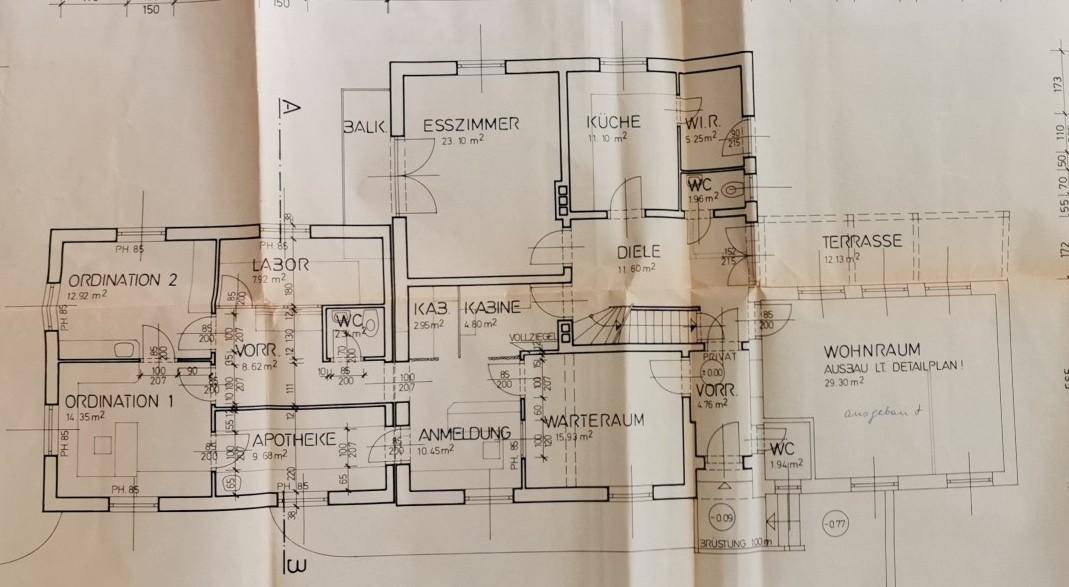 Grundriss des Erdgeschosses mit Küche, Esszimmer, Wohnraum und mehreren Büroräumen.