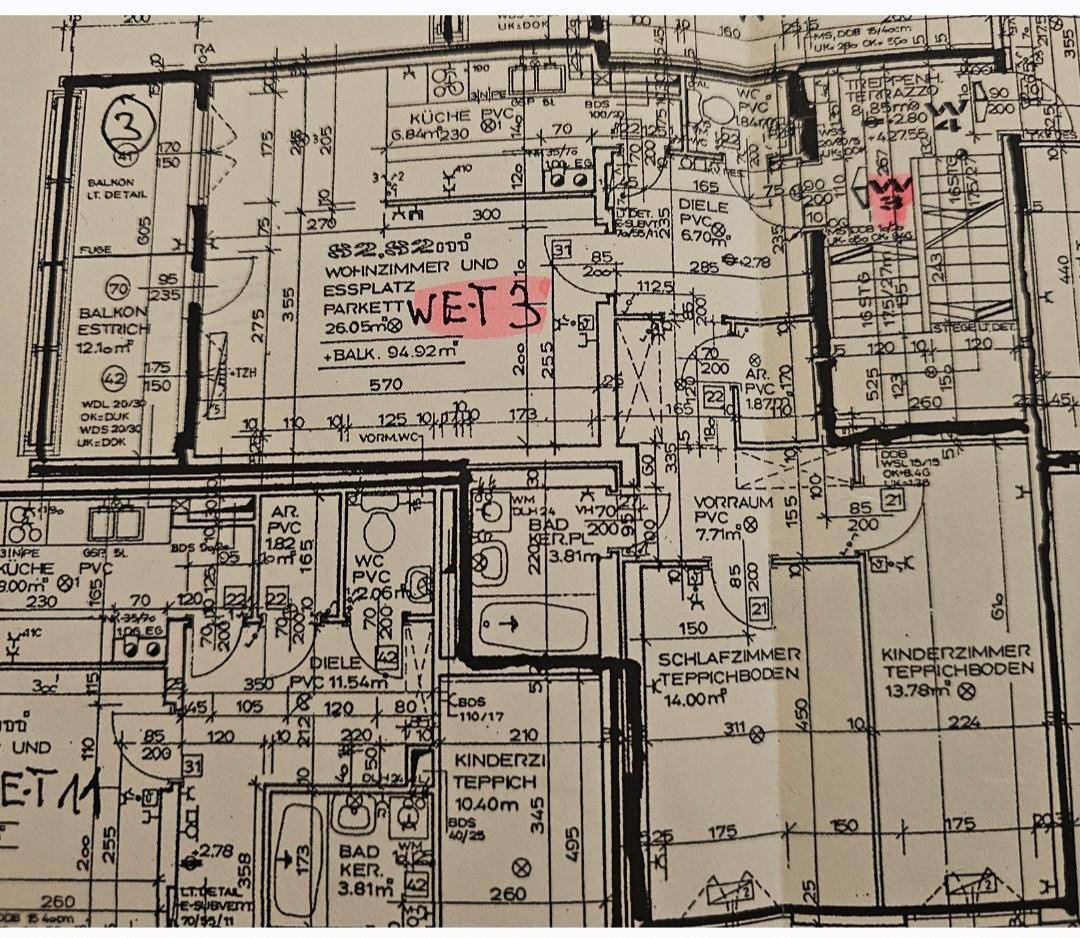 Detaillierter Grundrissplan mit Raumaufteilung, Balkon und verschiedenen Bodenbelägen.