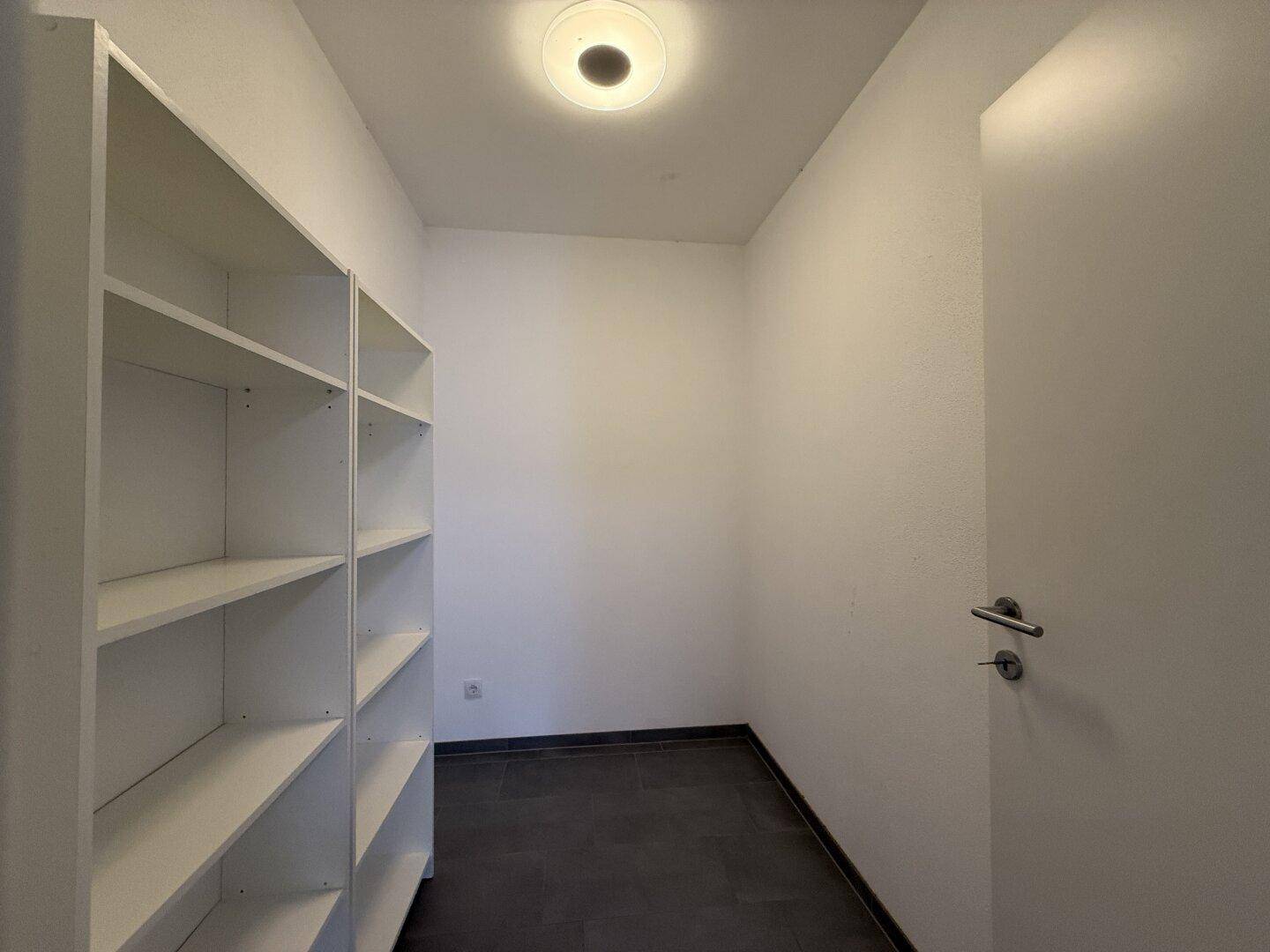 Praktischer Abstellraum mit Regalen für zusätzlichen Stauraum und einfache Organisation.