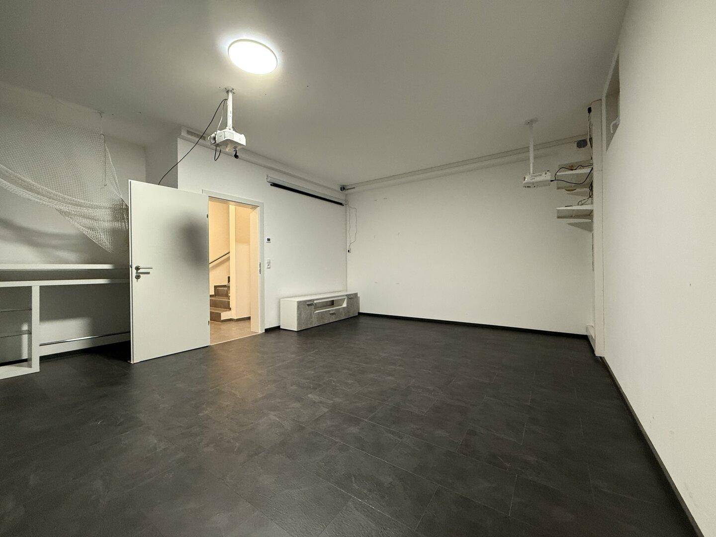 Geräumiger Kellerraum mit viel Platz für Freizeitaktivitäten und direkten Zugang zum Treppenhaus.