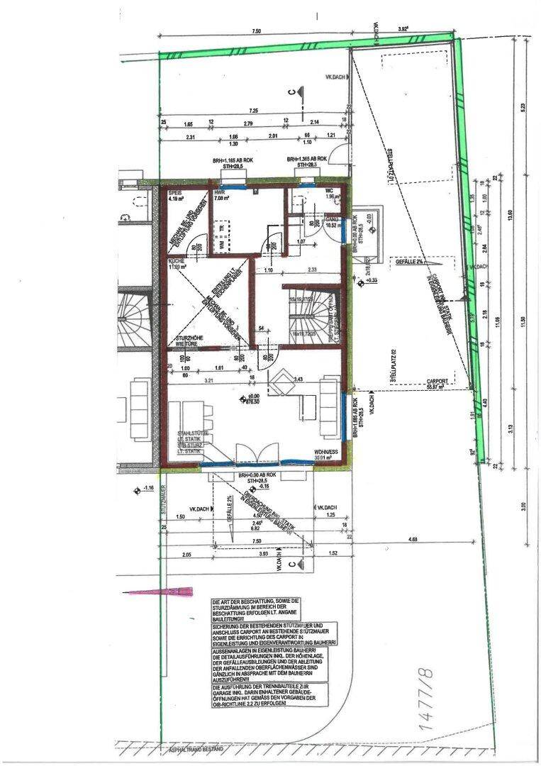 Detaillierter Grundriss des Erdgeschosses mit Wohnbereich, Küche und Außenanlagen.