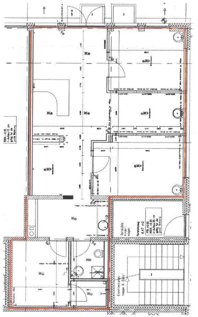 Detaillierter Grundriss des Erdgeschosses mit verschiedenen Räumen und Abmessungen.