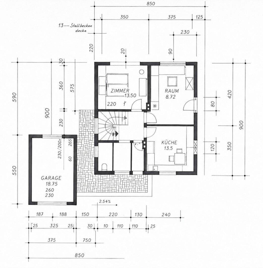 Grundriss des Erdgeschosses mit Küche, Zimmer und Garage, inklusive Maßen.