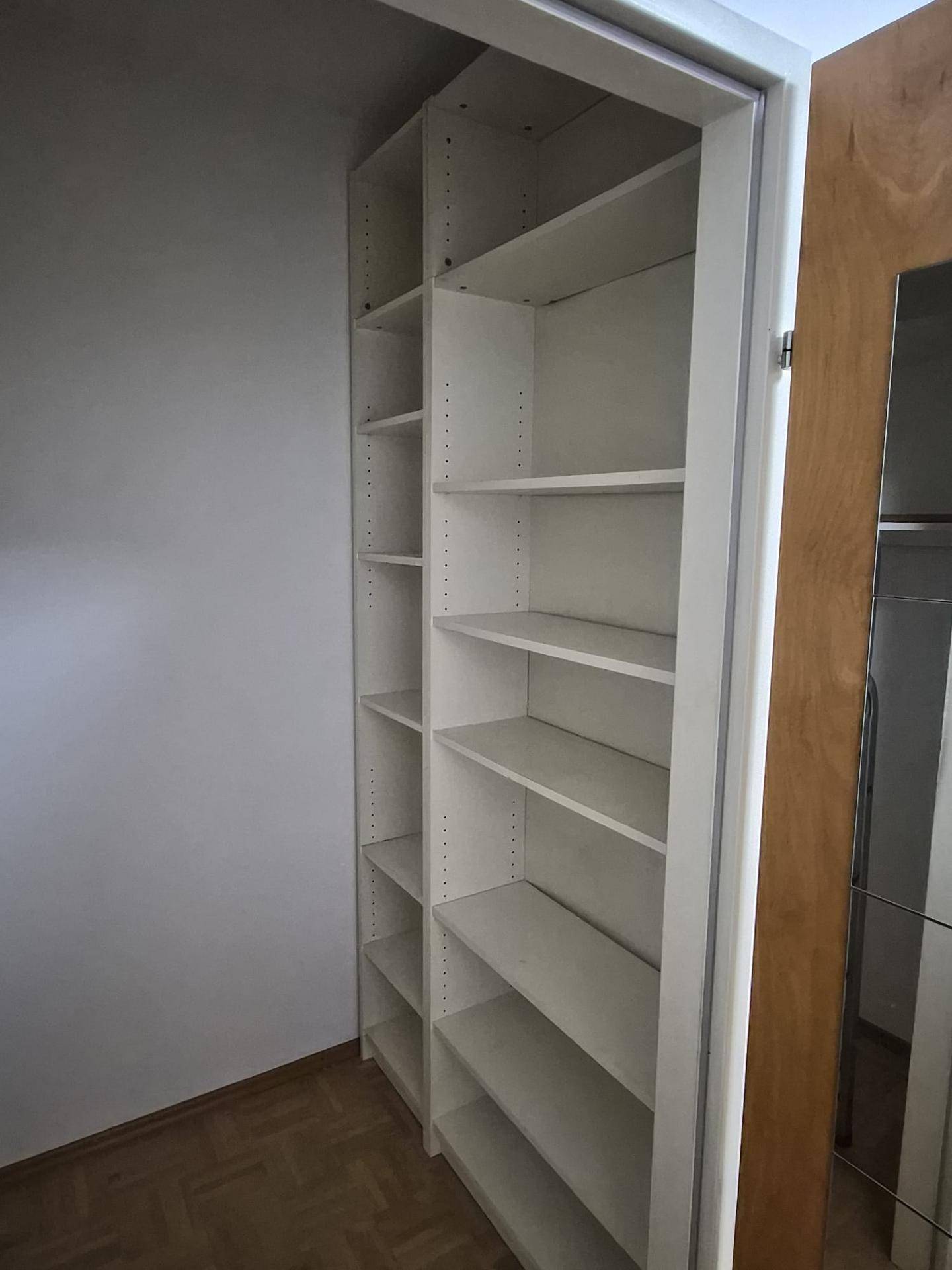 Praktischer Einbauschrank mit vielen Regalböden für zusätzlichen Stauraum.