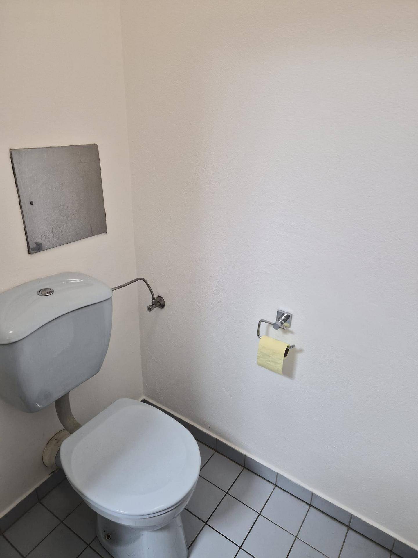 Separates WC mit Toilette und Fliesenboden für zusätzlichen Komfort.