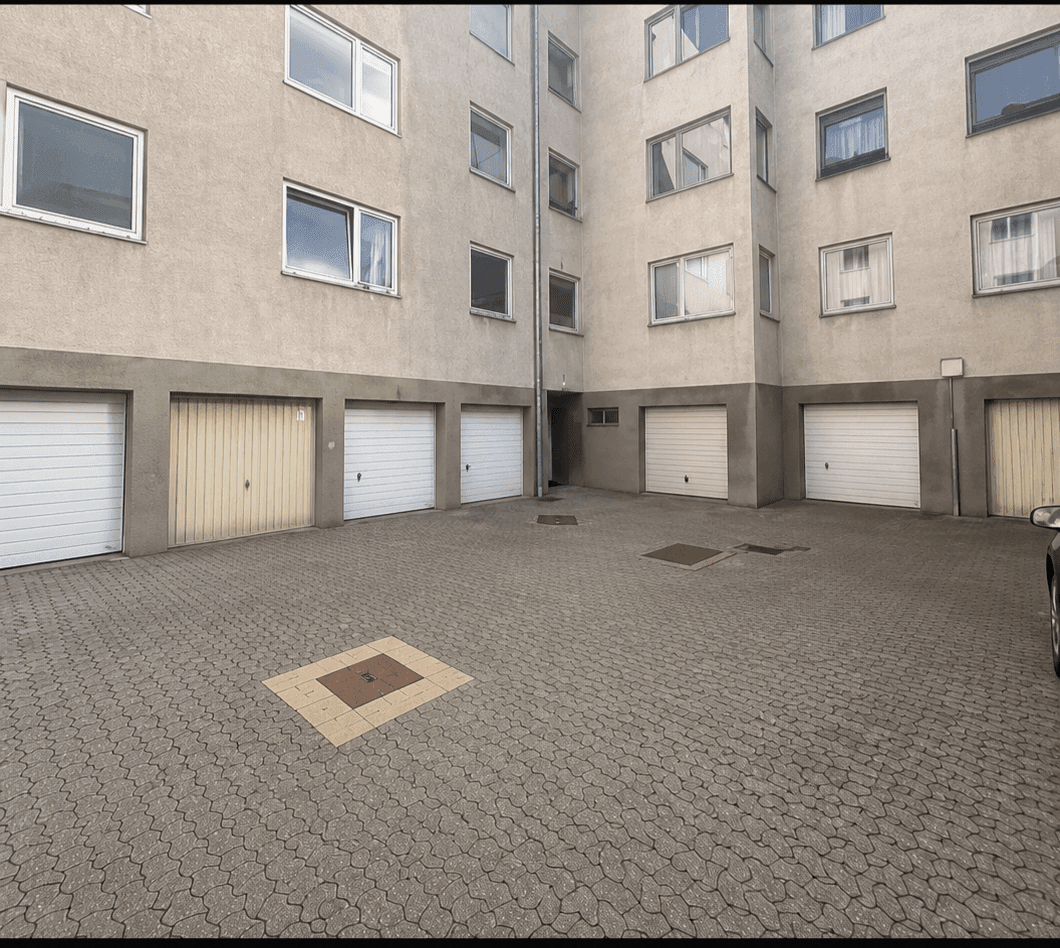 Innenhof mit Garagen