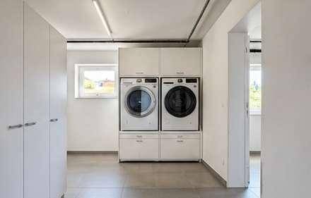 Funktionaler Hauswirtschaftsraum mit Waschmaschine und Trockner, bietet effiziente Nutzung.