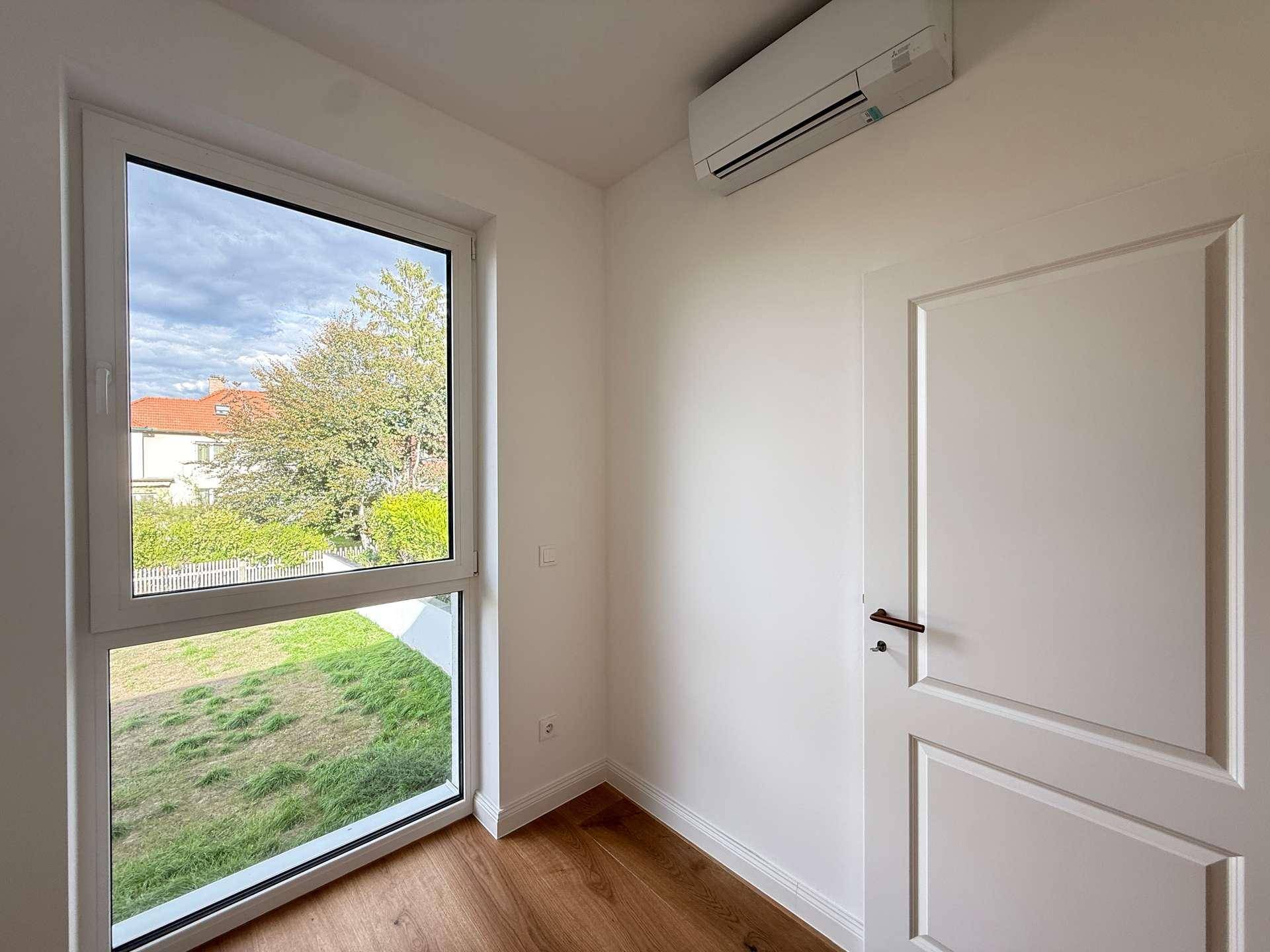 Fensterdetail mit Klimaanlage