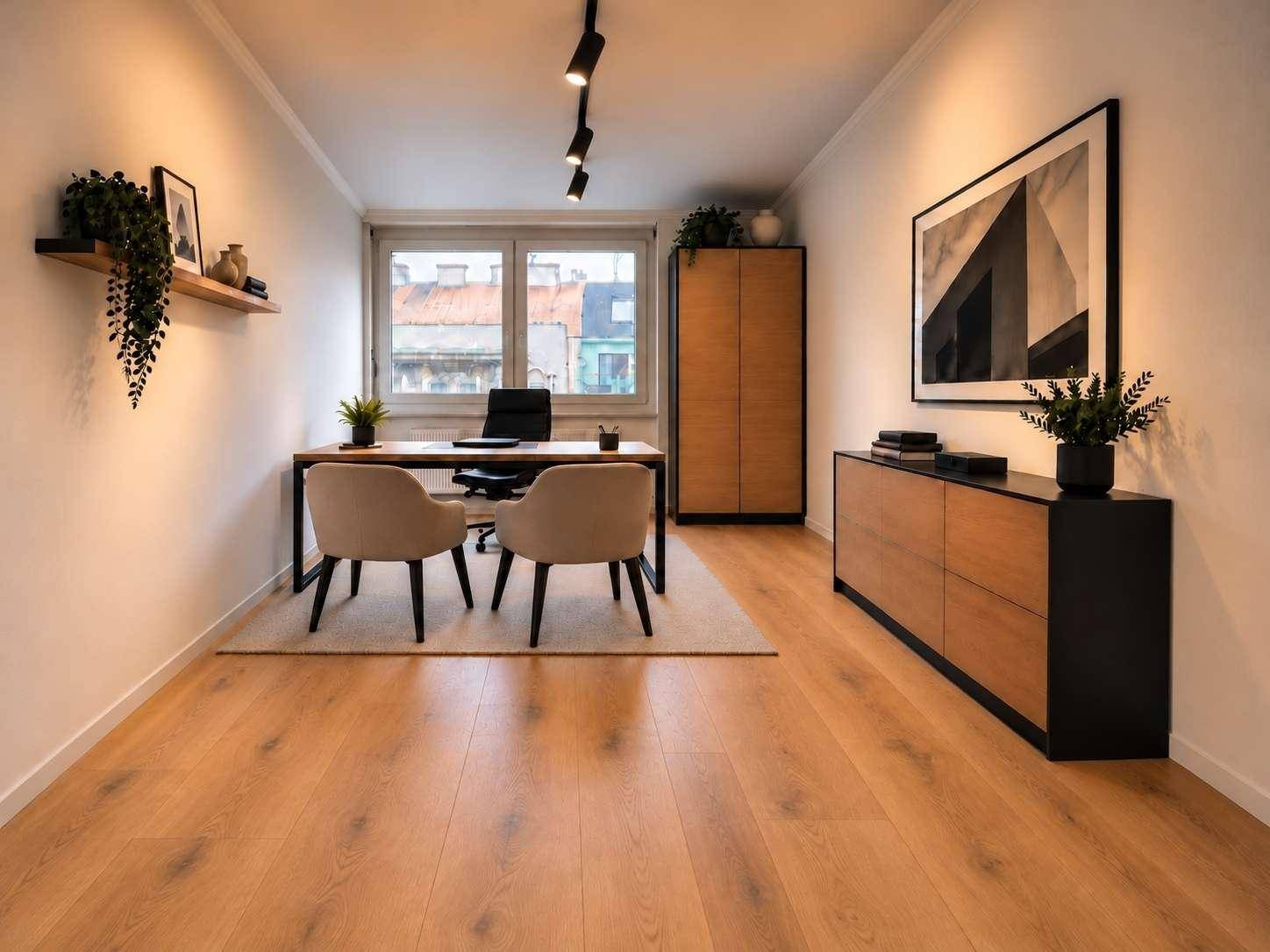 Helles Büro mit Holzboden, großem Fenster und modernen Möbeln für eine angenehme Arbeitsatmosphäre.