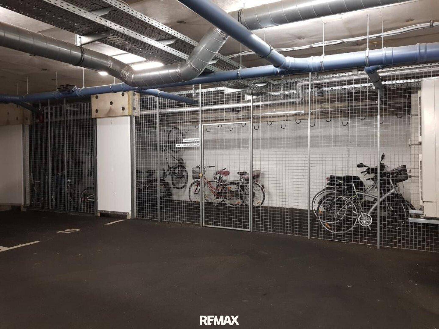Fahrradabstellraum in der Tiefgarage mit sicheren Stellplätzen für Fahrräder.