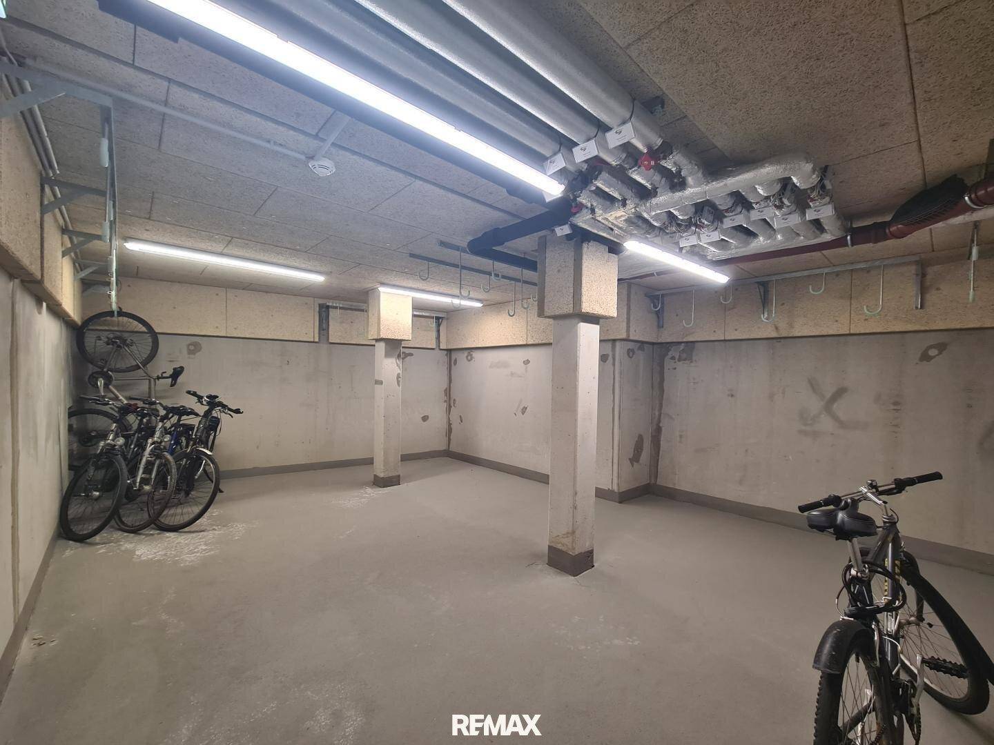 Großer Fahrradraum im Untergeschoss mit viel Platz für Fahrräder und robuster Betonkonstruktion.