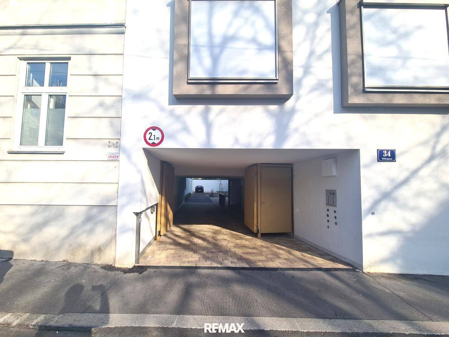 Gebäudeeingang mit Durchfahrt zu einem Innenhof, gekennzeichnet durch eine Höhenbegrenzung von 2,1 Metern.