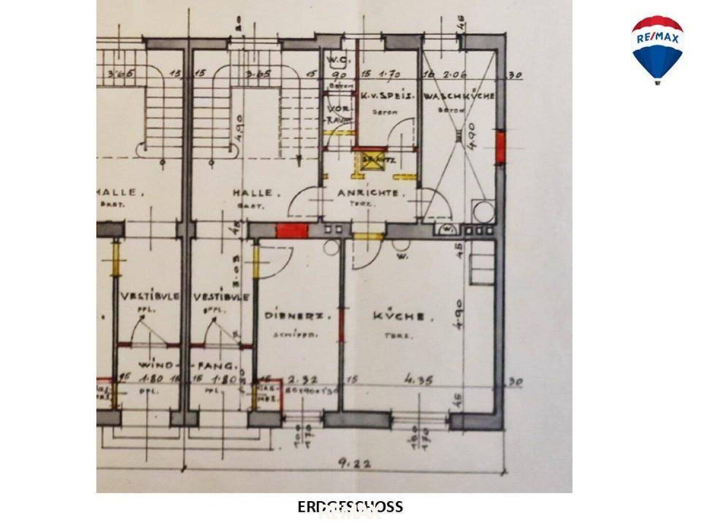 Grundriss des Erdgeschosses mit Küche, Diele und weiteren Räumen.