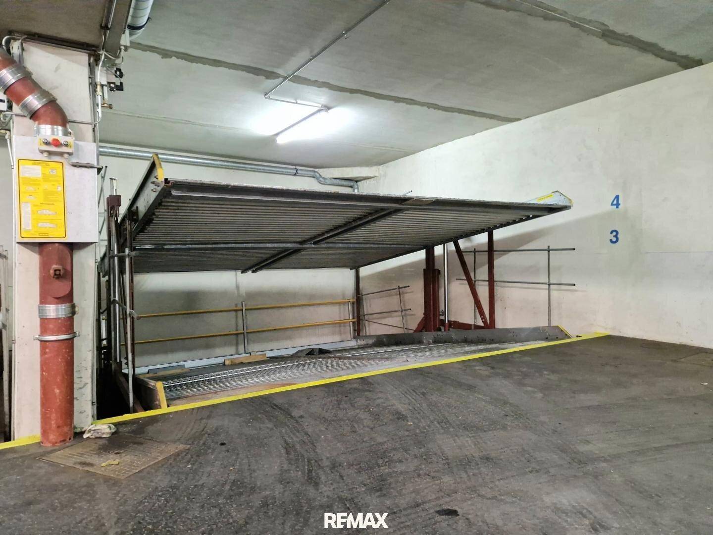 Detailansicht eines Doppelparkers in der Tiefgarage, bereit zur Nutzung.
