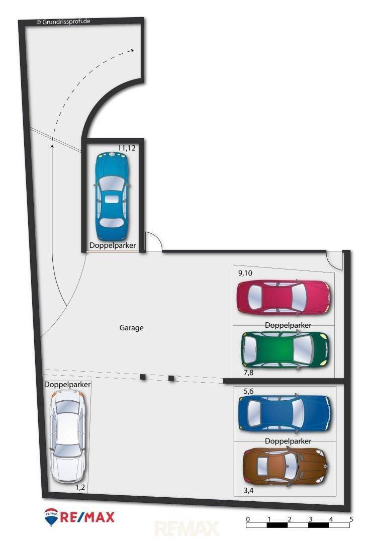 Grundriss der Tiefgarage mit mehreren Doppelparkern und Zufahrtsbereich.