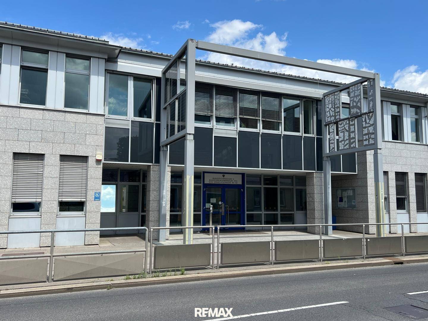 Modernes Gebäude mit großen Fenstern und einer strukturierten Fassade, möglicherweise ein Bürogebäude.
