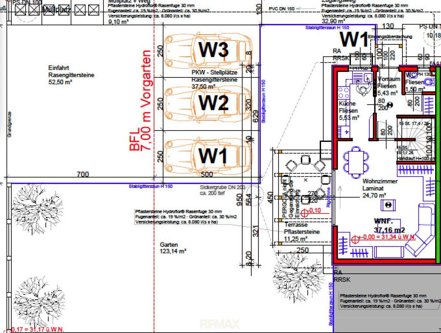 Grundriss des Erdgeschosses mit Wohnzimmer, Küche, Terrasse und drei Stellplätzen.