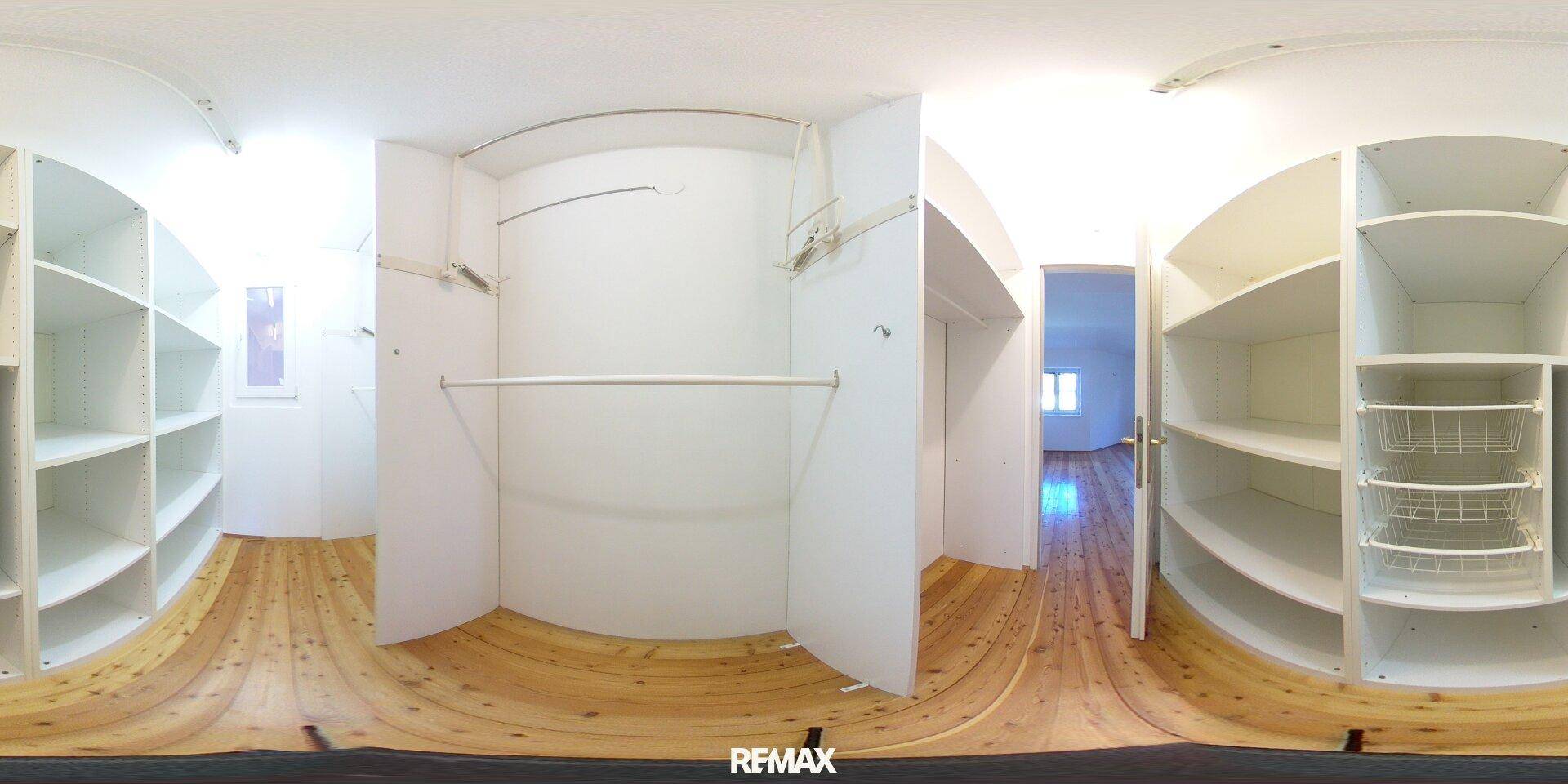 Begehbarer Kleiderschrank mit praktischen Regalsystemen und viel Stauraum.