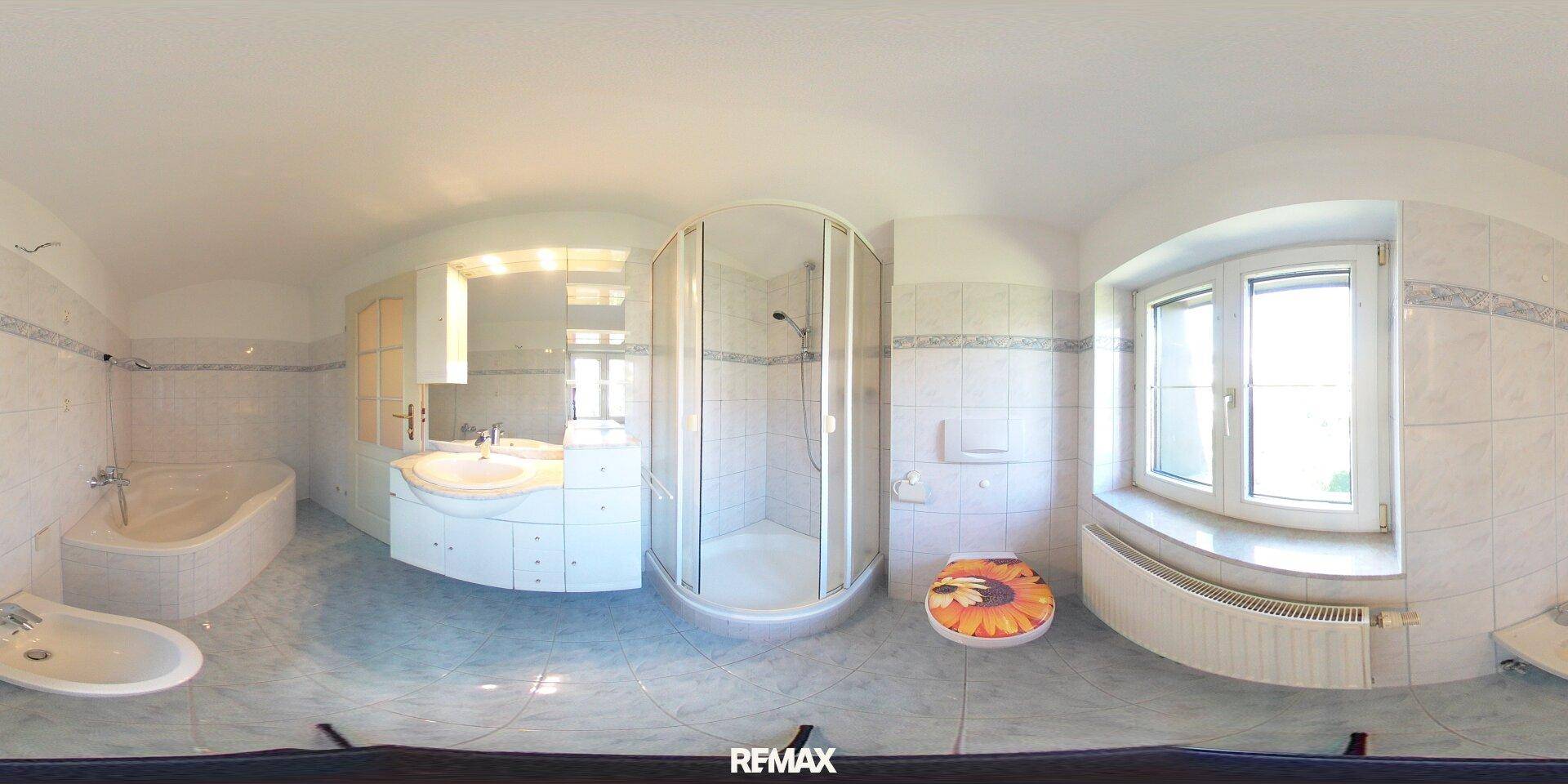 Geräumiges Badezimmer mit Badewanne, Duschkabine, Doppelwaschbecken und Fenster.
