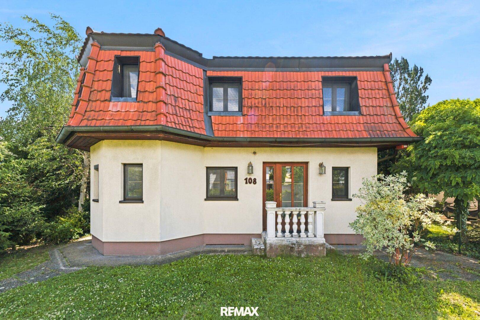 Charmantes Einfamilienhaus mit markantem Ziegeldach und gepflegter Fassade.