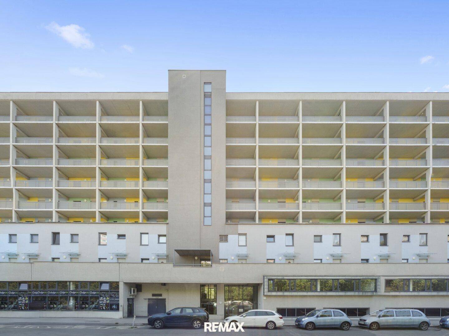 Große Wohnanlage mit zahlreichen Balkonen und moderner Architektur, prägt das Stadtbild.