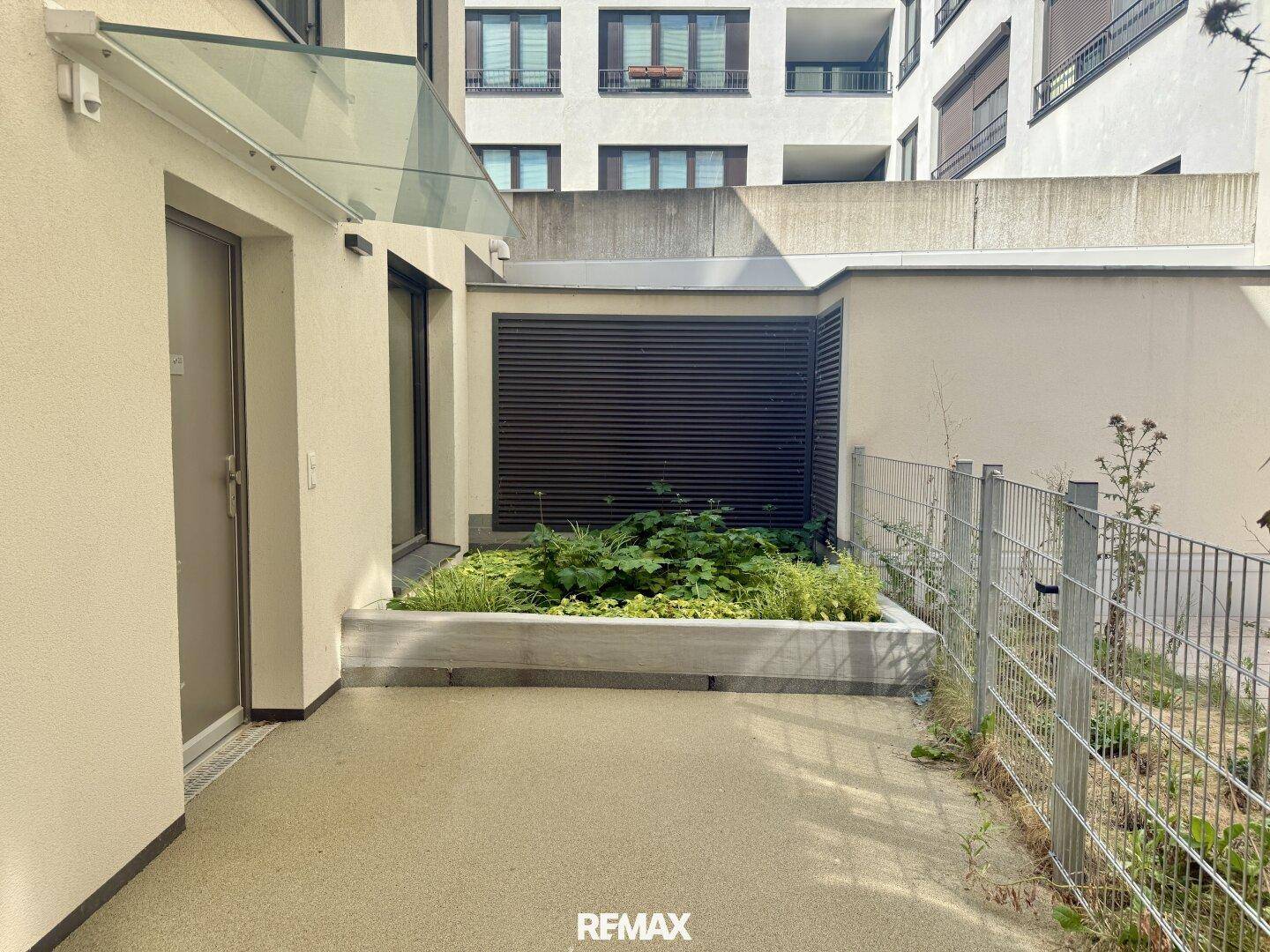 Vorgarten und separater Wohnungseingang