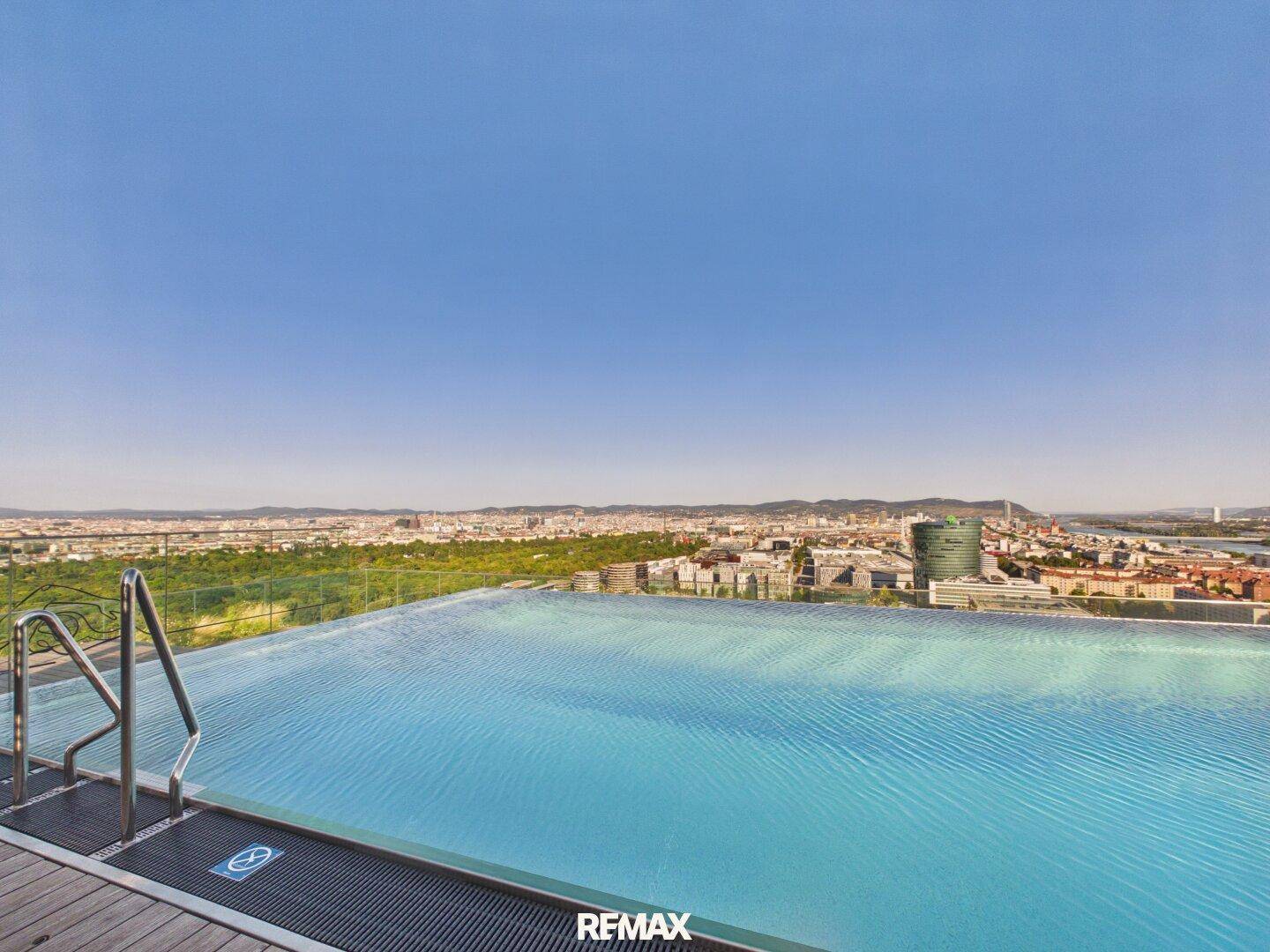 Infinity-Pool auf dem Dach mit atemberaubendem Panoramablick über die Stadt und die Umgebung.