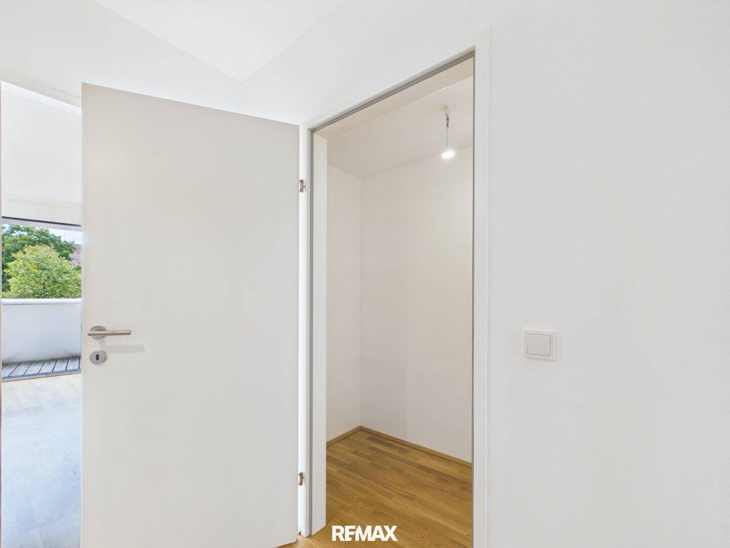 Kleiner, leerer Raum mit Holzfußboden, ideal als Abstellraum oder begehbarer Kleiderschrank nutzbar.