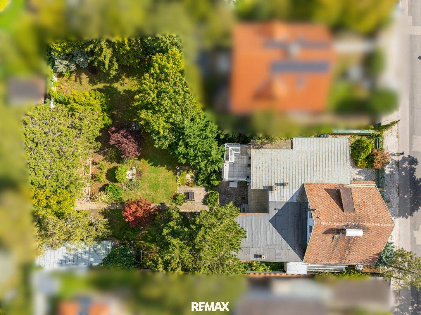 Luftaufnahme des Anwesens mit Haus, Garten und umliegender grüner Landschaft.
