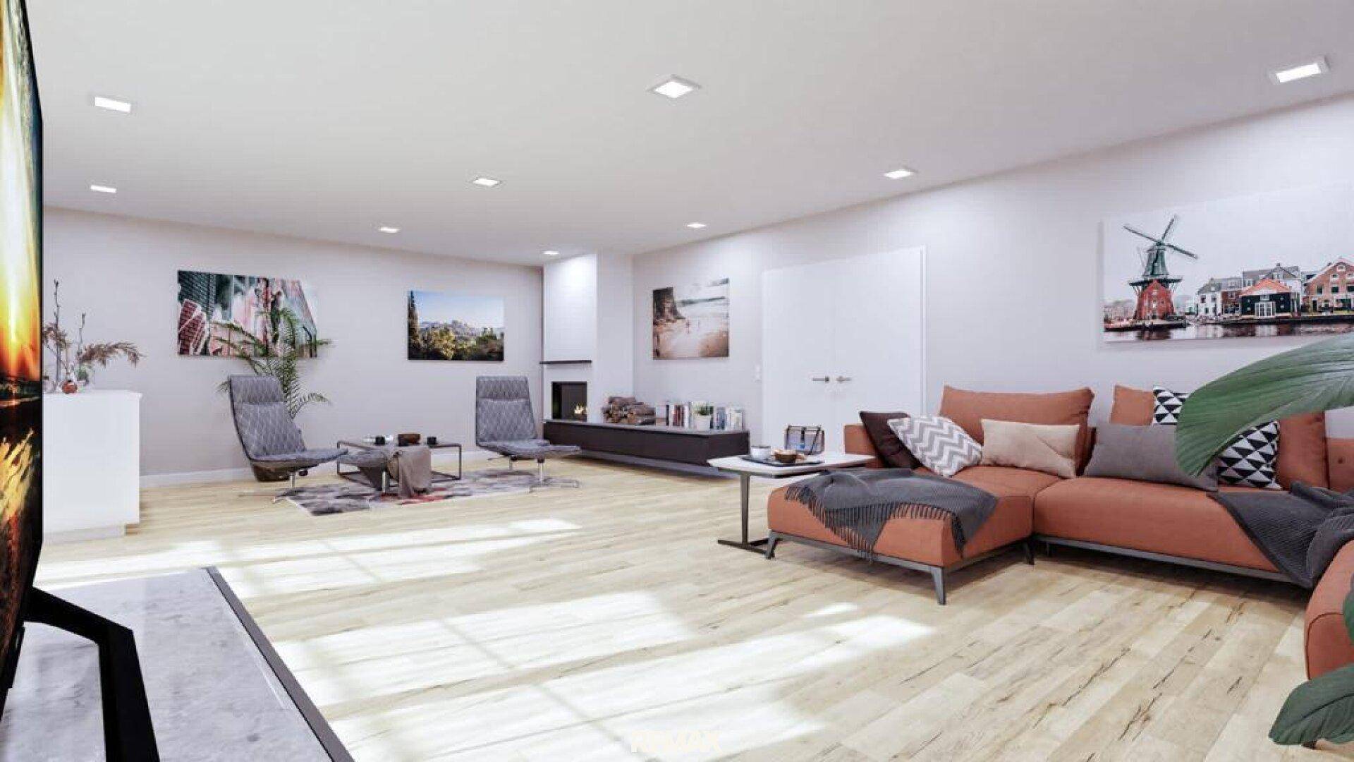 Geräumiges Wohnzimmer mit hellem Holzboden, moderner Einrichtung und Kamin.