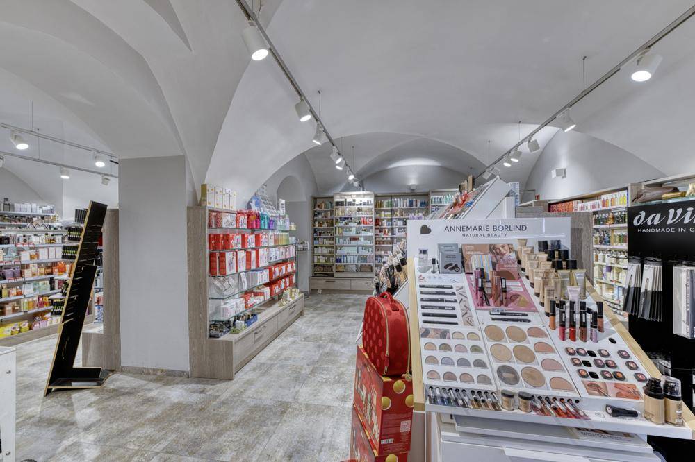 Geräumiger Verkaufsraum mit gewölbter Decke, modernen Regalen und vielfältigen Produkten.