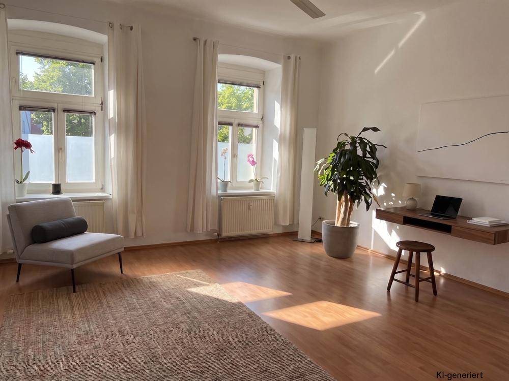 Ein sonniges Wohnzimmer mit großen Fenstern, Holzboden und einer modernen Wandkonsole, die viel Licht einfängt.