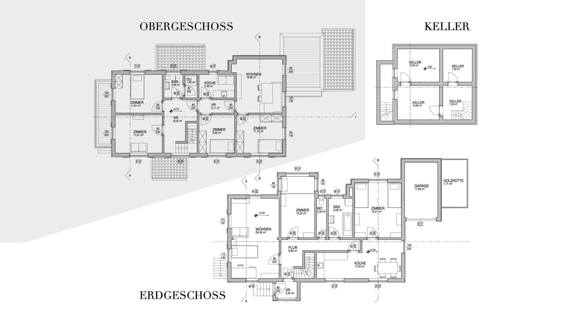 Grundrisspläne zeigen Erdgeschoss, Obergeschoss und Keller eines Hauses mit offener Wohnküche, mehreren Schlafzimmern, Bädern, Garage und Terrasse.