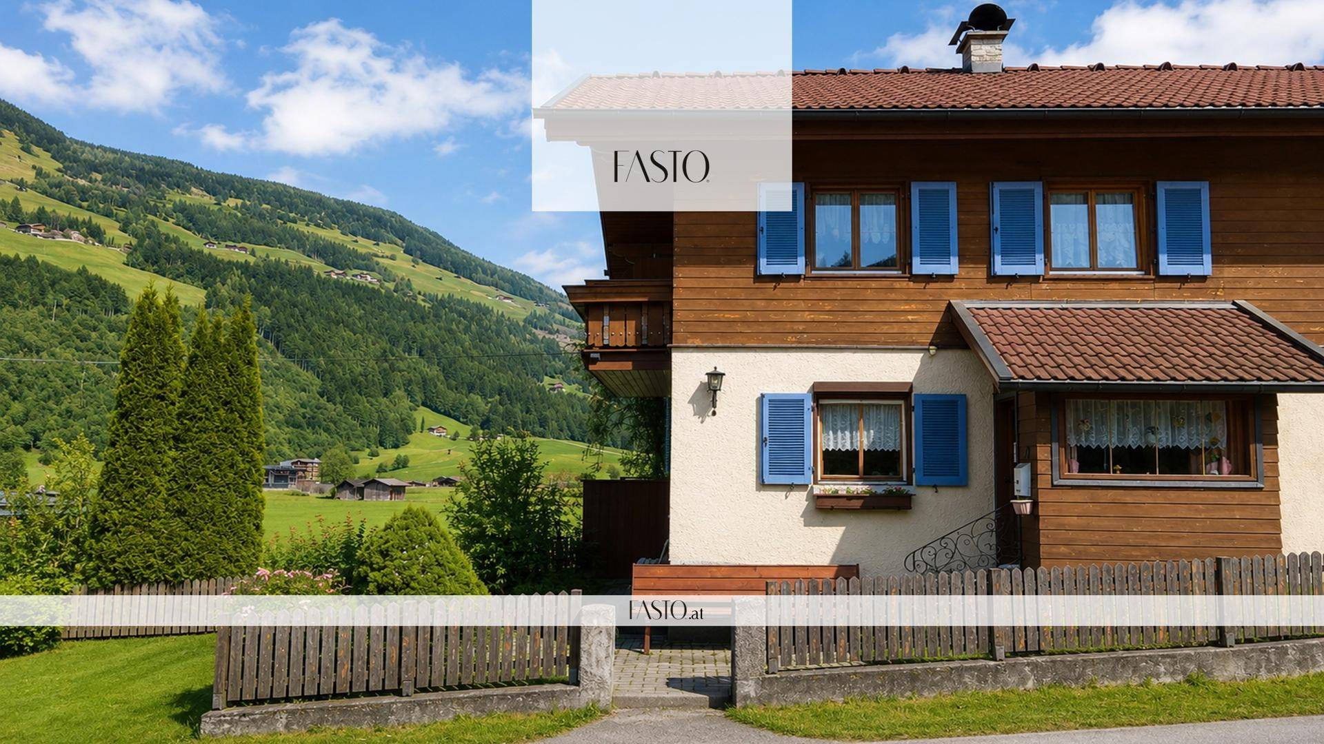 Nahaufnahme der Fassade eines Alpenhauses mit Holzverkleidung, blauen Fensterläden und Bergkulisse.