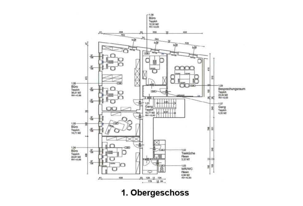 Grundriss des ersten Obergeschosses mit mehreren Büros, Besprechungsraum und Teeküche.