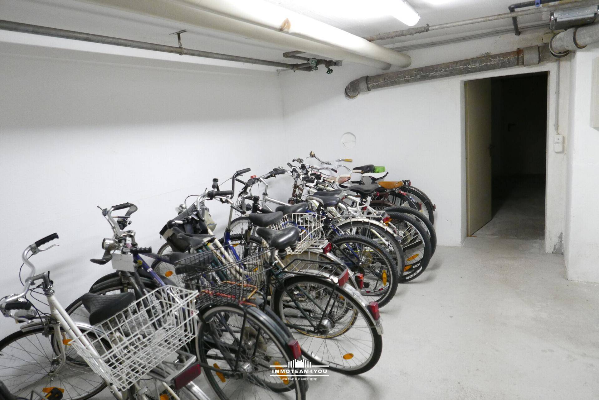 Gemeinschaftlicher Fahrradraum im Untergeschoss mit zahlreichen abgestellten Fahrrädern.