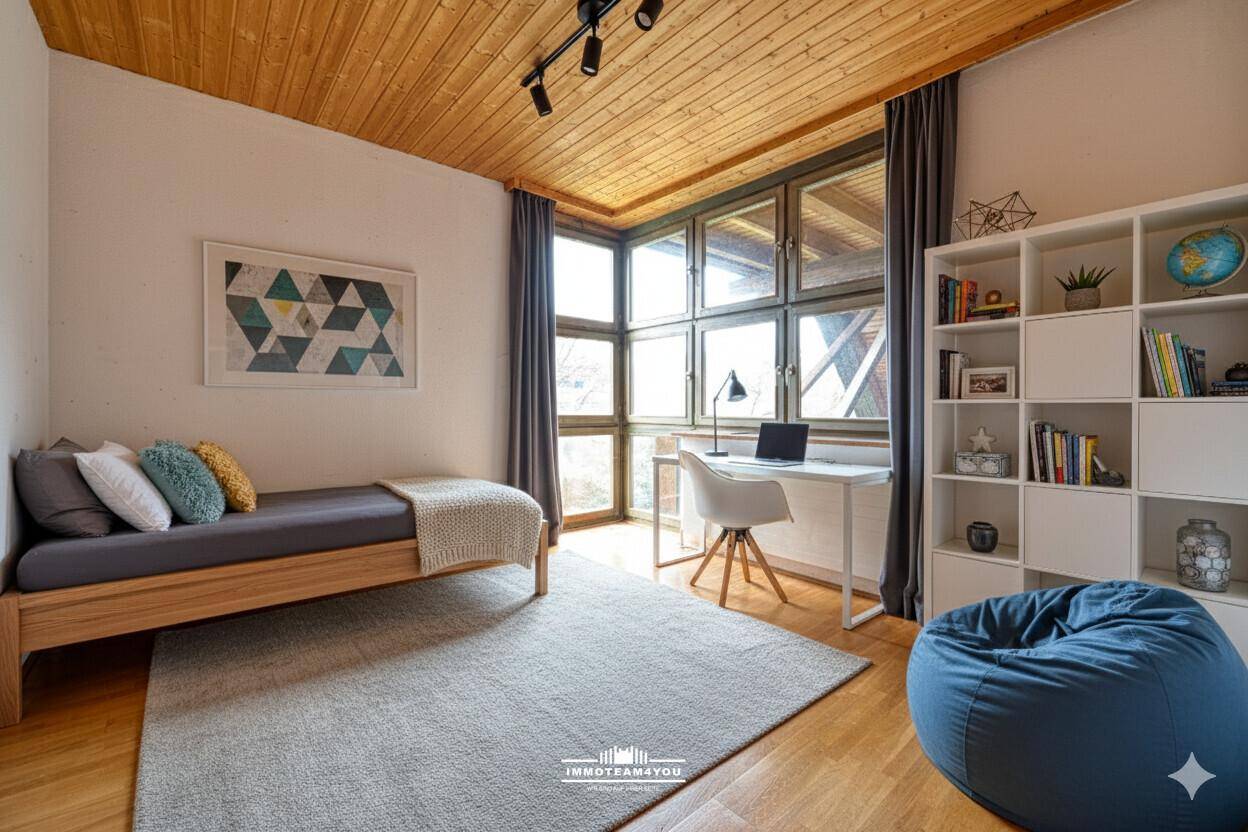 Helles Schlafzimmer mit großen Fenstern, Holzdecke und modernem Arbeitsbereich.