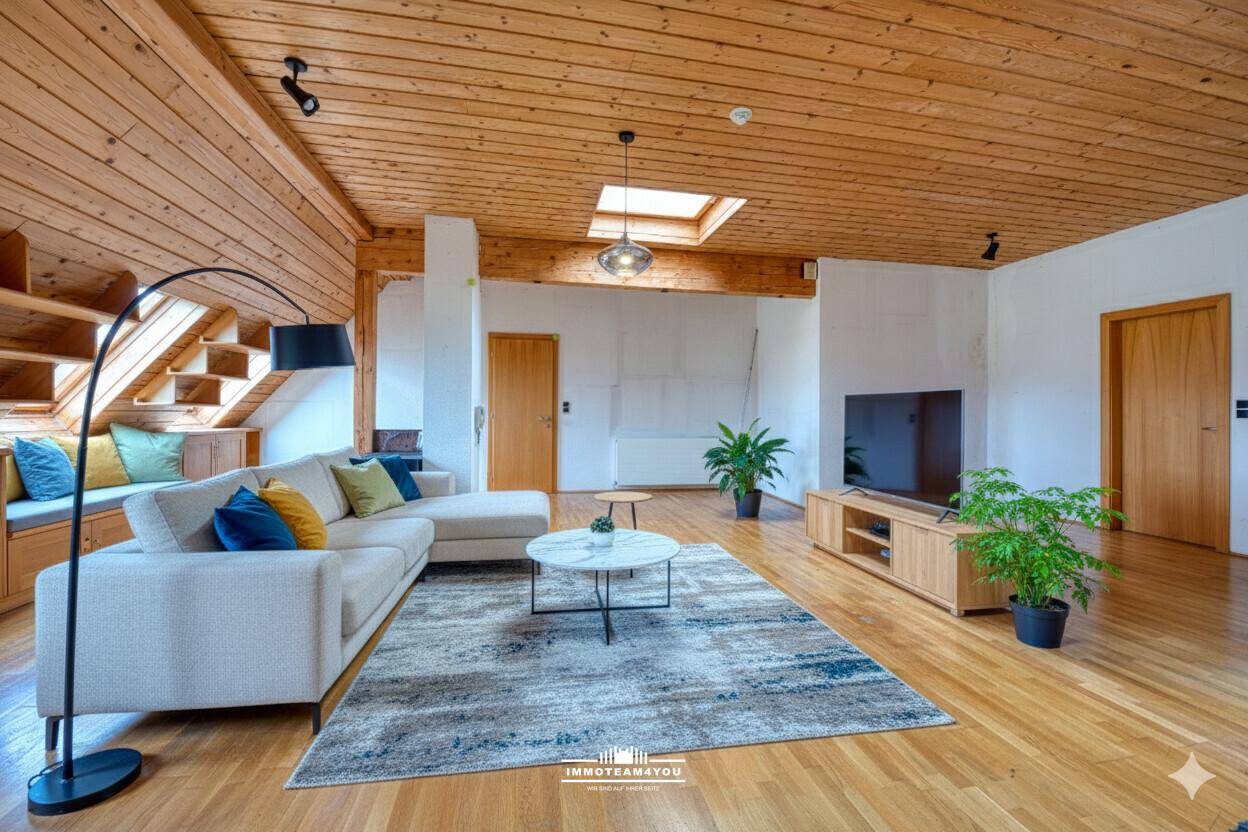Gemütliches Wohnzimmer im Dachgeschoss mit Holzdecke, Holzboden und moderner Einrichtung.