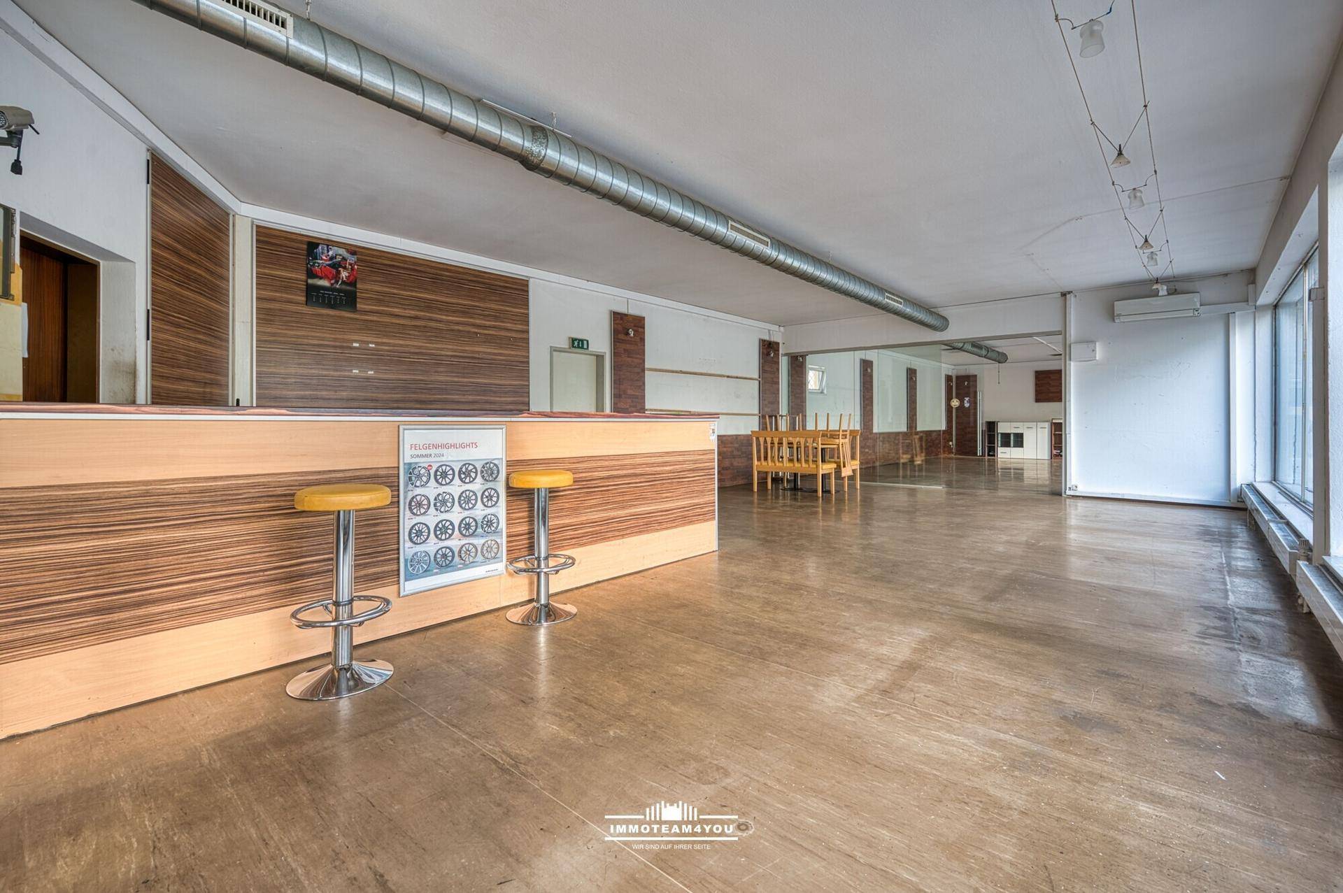 Großer, offener Raum mit Bar und Sitzgelegenheiten, bereit zur Renovierung und Neugestaltung.