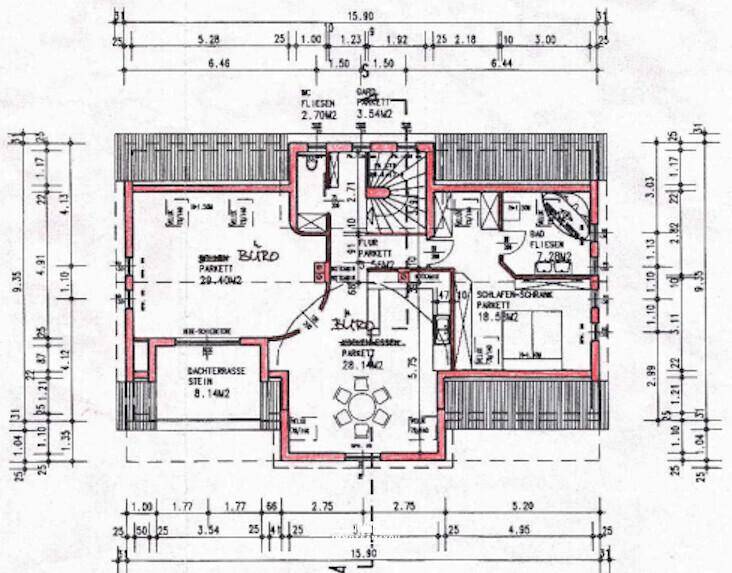Detaillierter Grundriss mit zwei Büros, einem Schlafzimmer, Bad und Treppenhaus.