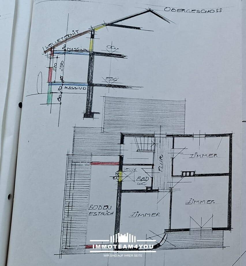 Handgezeichneter Grundriss des Obergeschosses mit Zimmern, Bad, WC und einem Querschnitt des Daches.