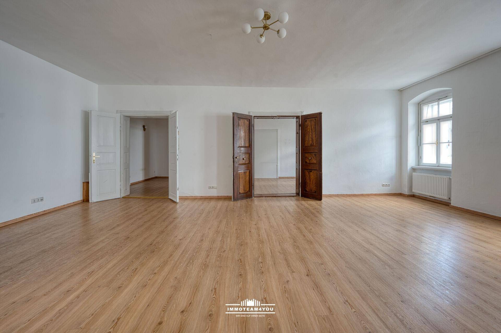 Wohnen im Zentrum mit Altbau-Charme. Raus aus der Masse. Auch als Büro nutzbar.Beeindruckende Raumhöhen. Außergewöhnliche Eleganz – pohled 2