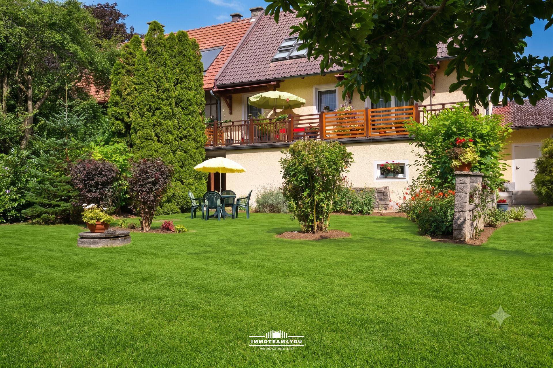 Weitläufiger Garten mit Rasenfläche, Bäumen und einer kleinen Sitzecke im Freien.