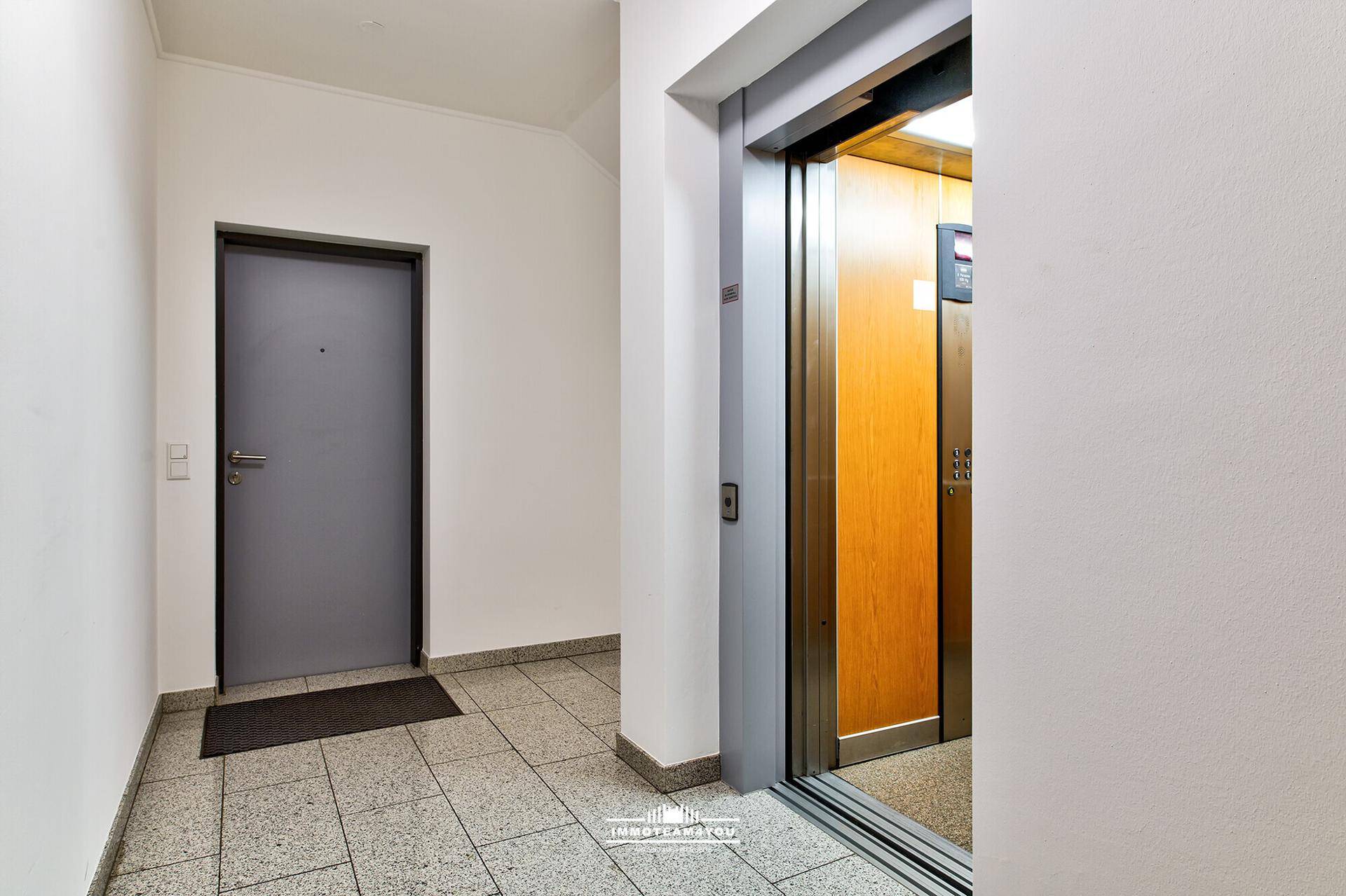 Büroflächen mit besonderer Atmosphäre, Bad, TG-Platz und Kellerabteil! - Więcej