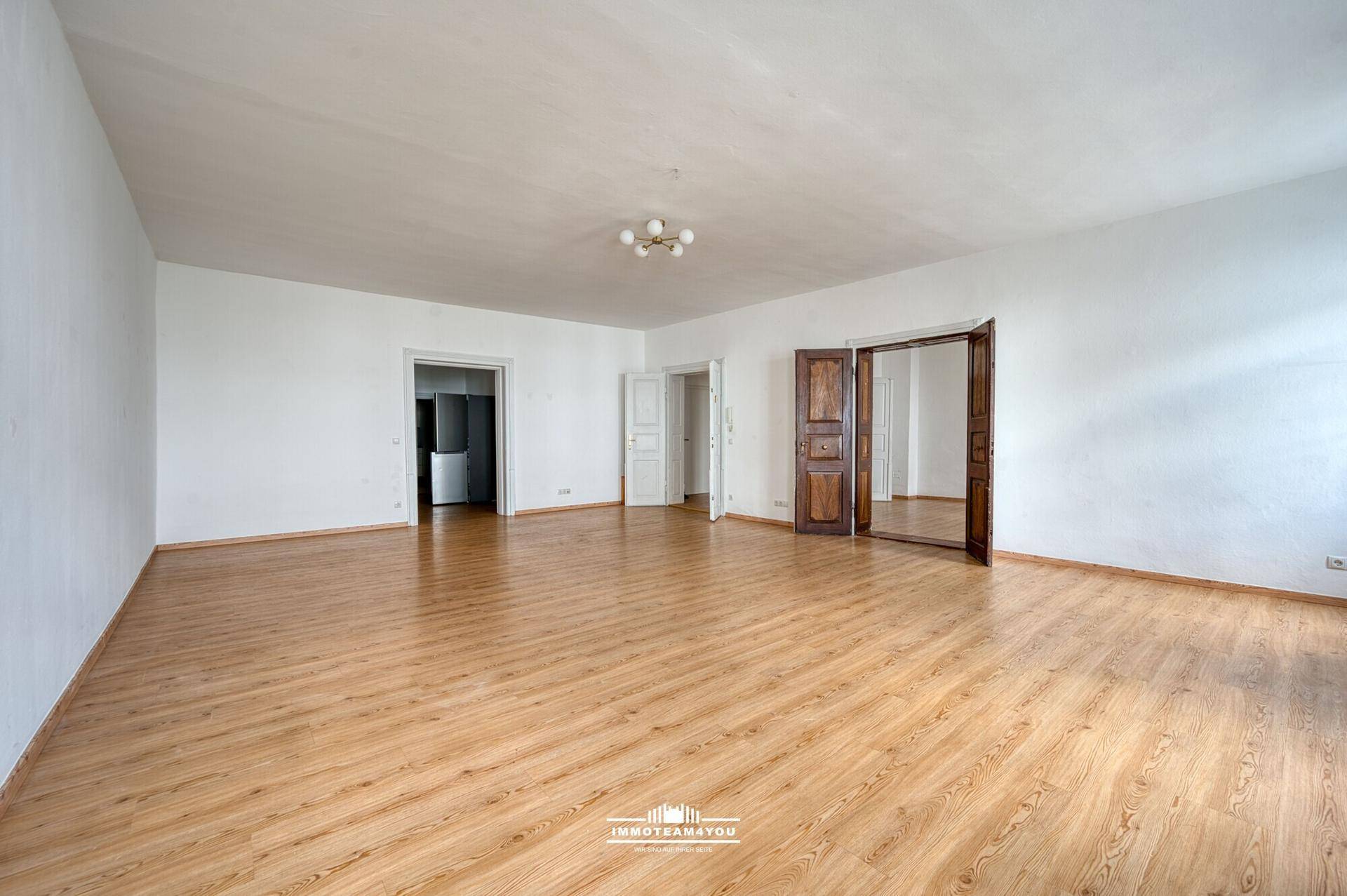 Wohnen im Zentrum mit Altbau-Charme. Raus aus der Masse. Auch als Büro nutzbar.Beeindruckende Raumhöhen. Außergewöhnliche Eleganz – pohled 5