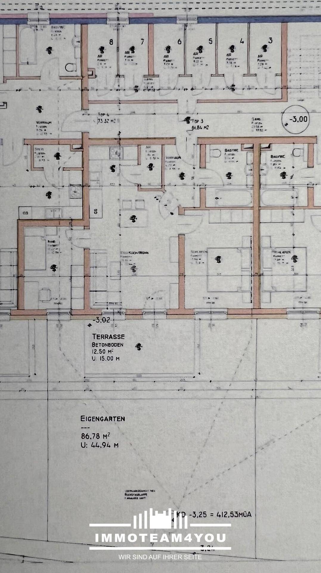 Detaillierter Grundriss mit mehreren Wohneinheiten, Terrassen und Privatgärten.