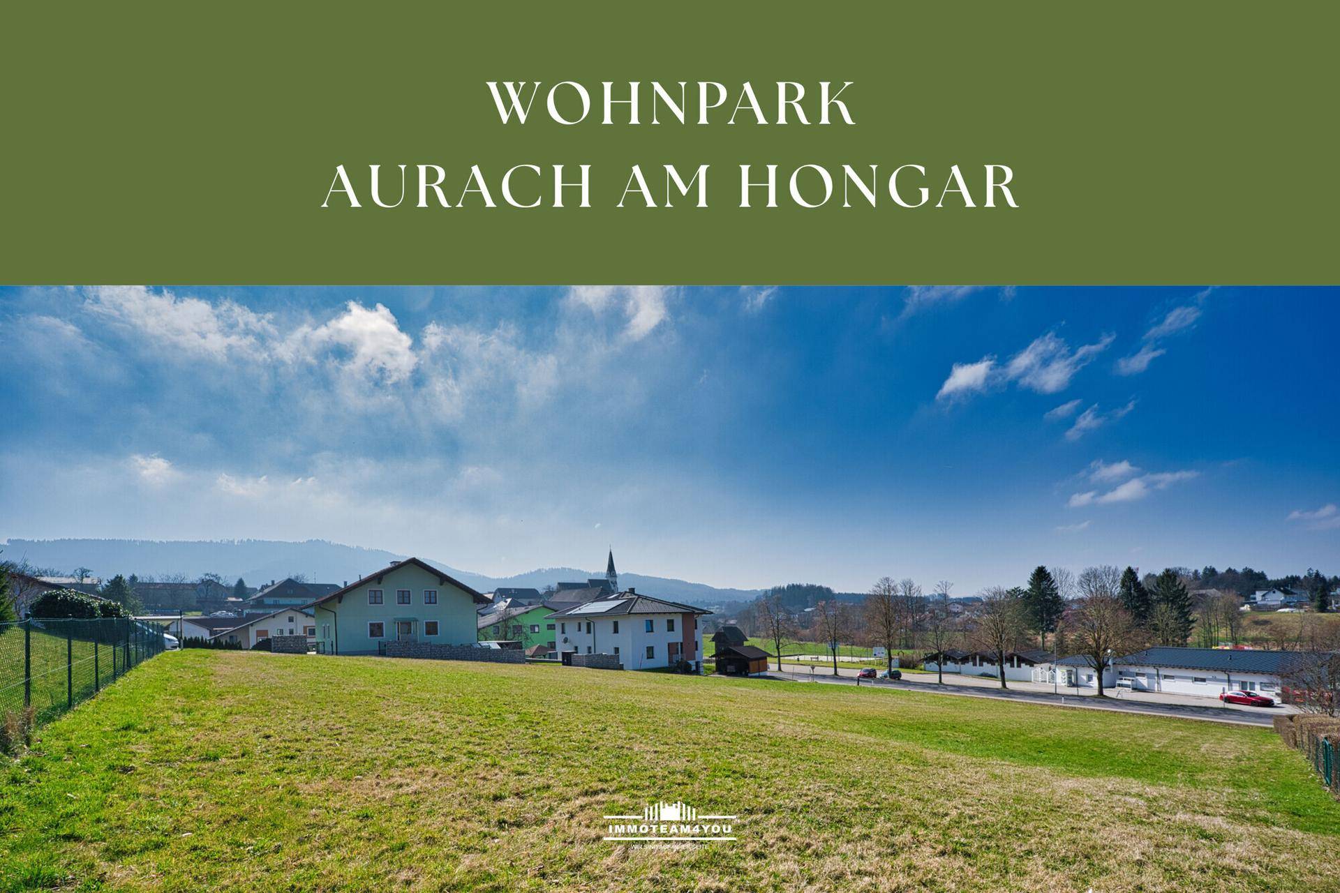 Weitläufige Grünfläche mit Blick auf die umliegende Landschaft und ferne Berge.
