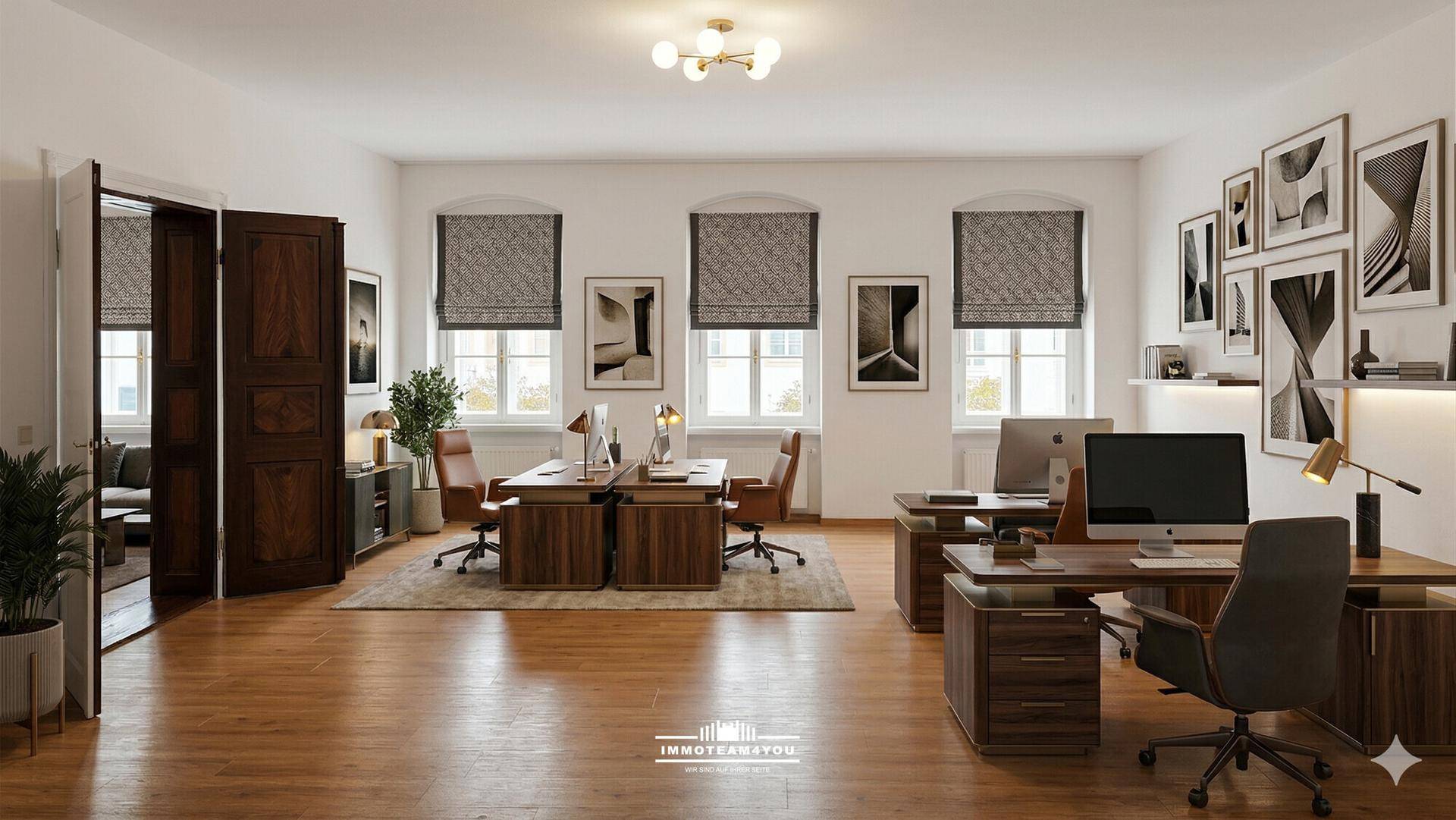 Großzügiges Büro mit mehreren Arbeitsplätzen, Holzboden und großen Fenstern.