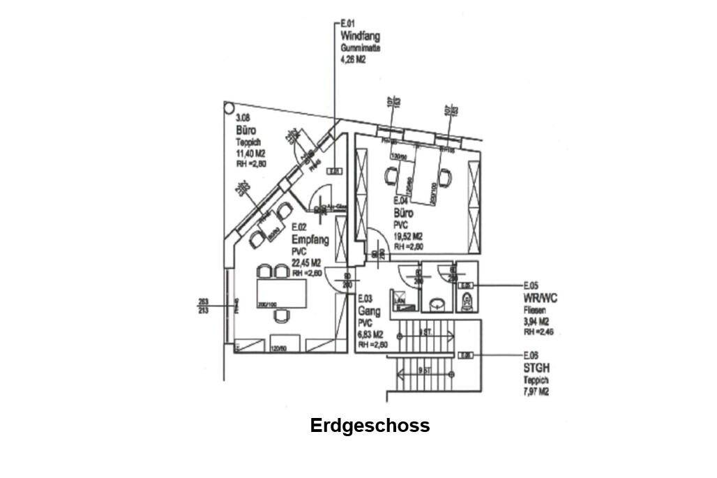 Grundriss des Erdgeschosses mit Büros, Empfangsbereich, Gang und Treppenhaus.