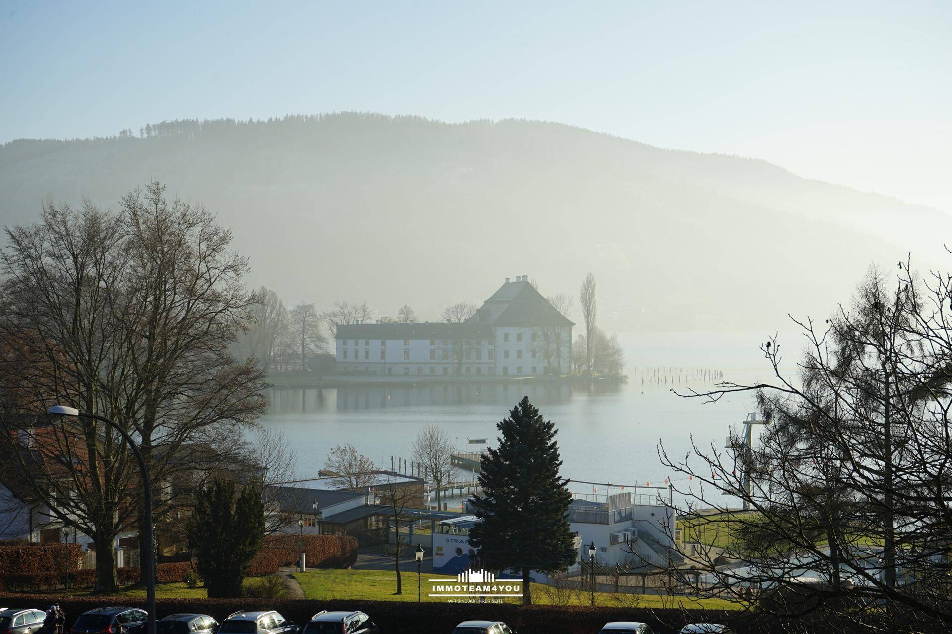 Morgendlicher Blick auf den Attersee und Schloss Kammer